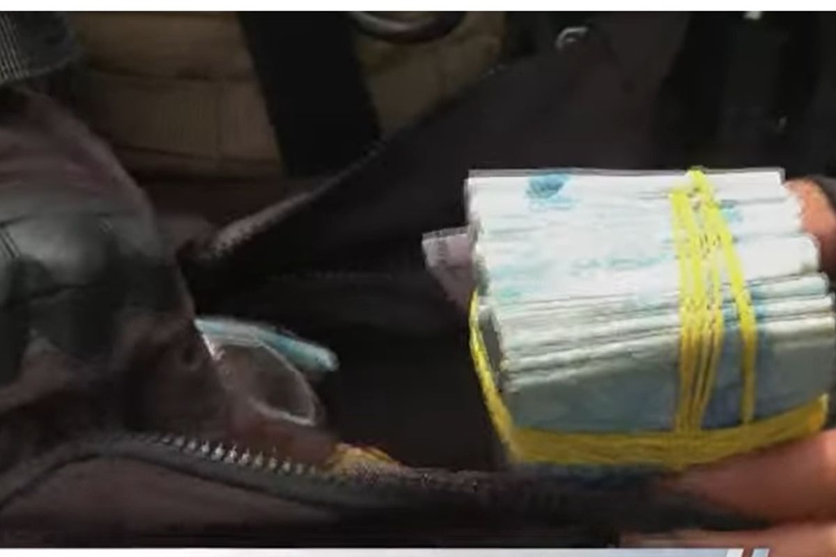 Dinheiro &eacute; apreendido na Gamboa. Foto: Reprodu&ccedil;&atilde;o | TV Aratu