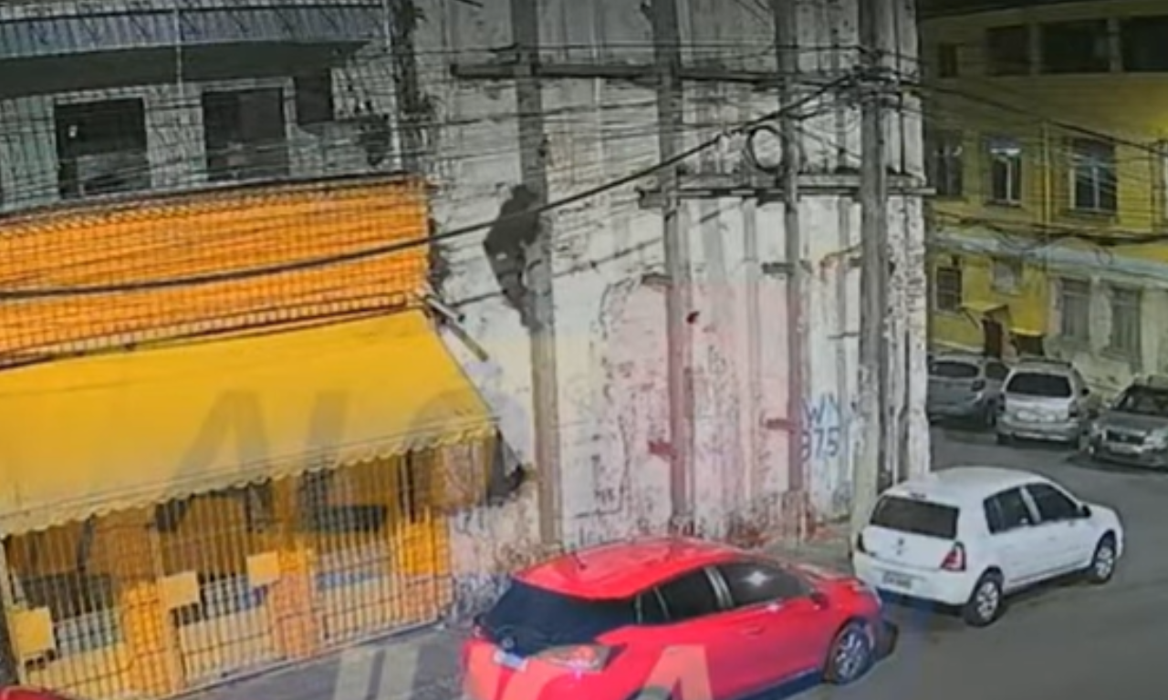 Homem escala pr&eacute;dio e tenta invadir apartamento no Barbalho.Foto: TV Aratu