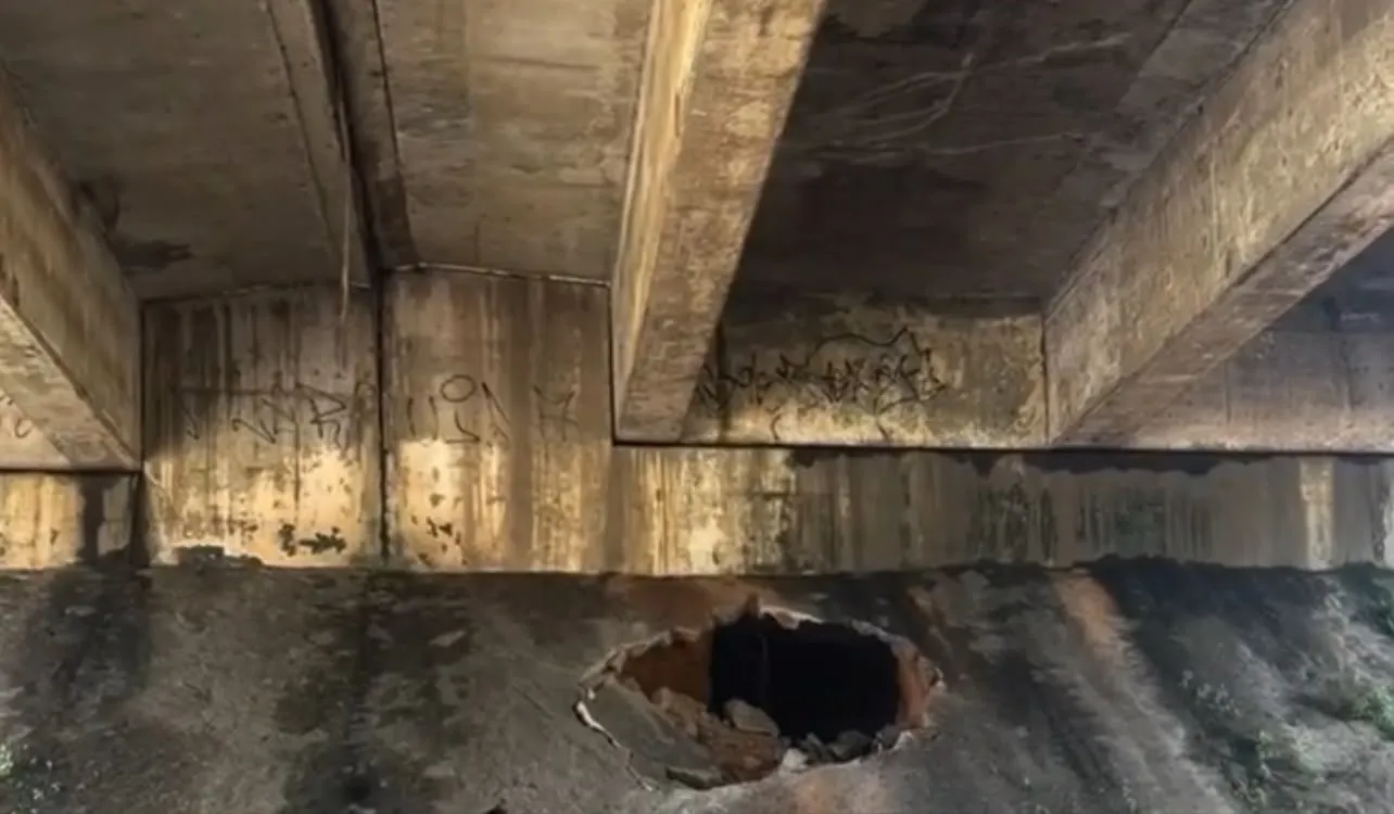 VÍDEO: buraco embaixo do viaduto da BR-324 e assusta motoristas 