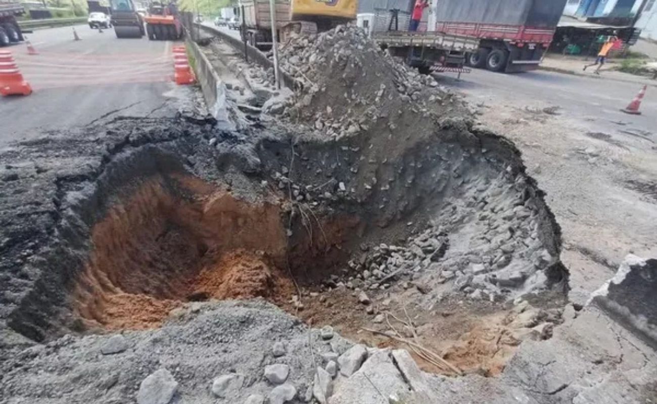 Cratera Provocou Abatimento Da Pista No Km 604 Da Br 324, Em Sim&otilde;es Filho