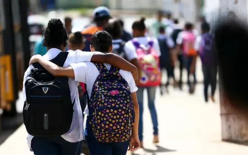 O Pé-de-Meia contribui para reduzir a defasagem idade-série de forma indireta, ao incentivar que os estudantes permaneçam na escola e concluam os estudos no tempo adequado/Foto: Marcelo Camargo / Agência Brasil