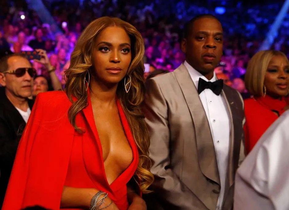 Beyoncé usa decote ousado em luta de boxe, em Las Vegas