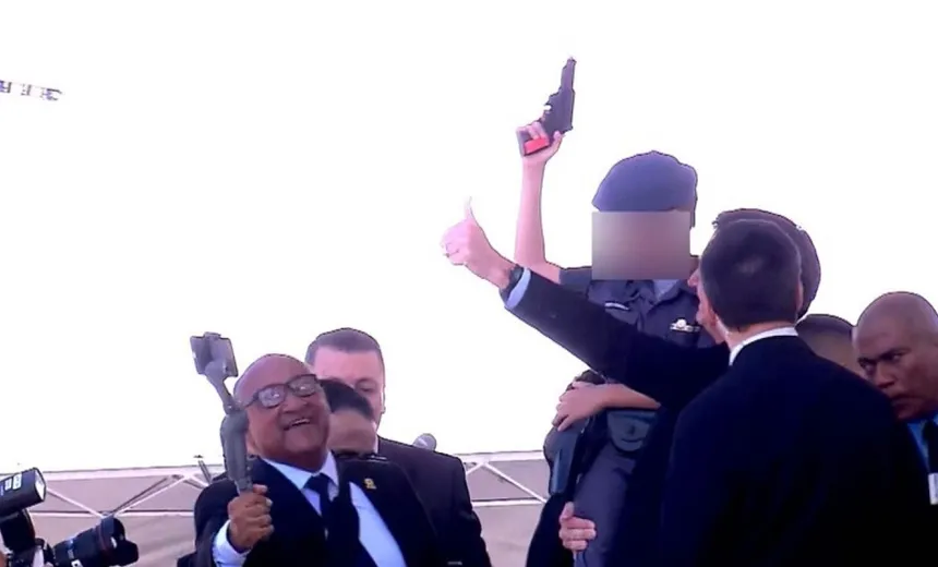 Criança vestido com farda da PM exibe arma de brinquedo no colo de Bolsonaro