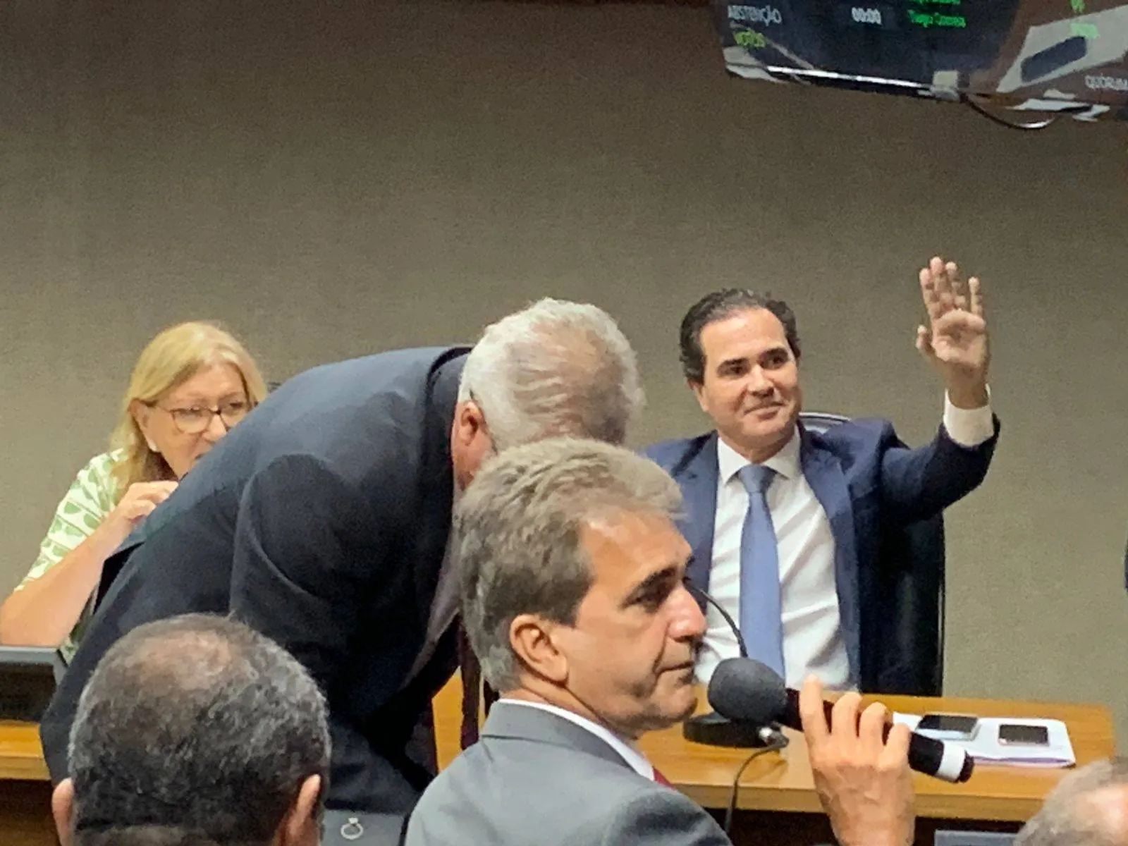 Candidato ao TCM, ex-deputado Tom Araújo chega na AL-BA para ser sabatinado pelos deputados