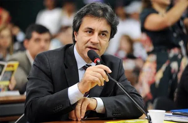 Ex-prefeito de LEM usa verba pública de ministério em viagem 'urgente' para inaugurar ruas em base política