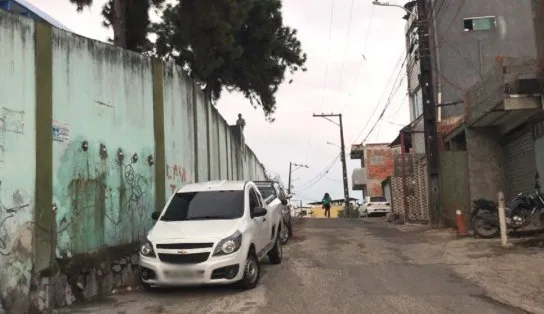 Em fim de semana sangrento, rapaz leva mais de 50 tiros em Salvador; cápsulas de fuzil foram achadas no local