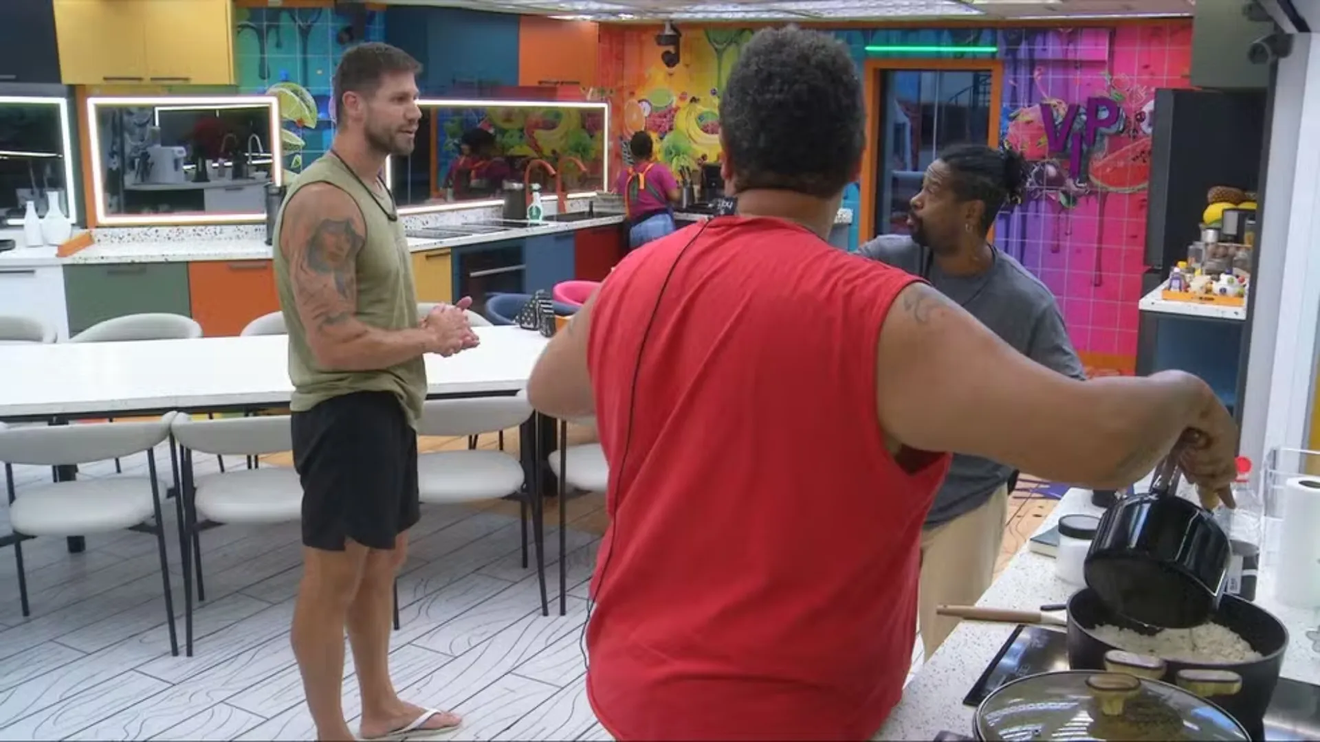 Jonas, Babu e Leandro Boneco discutiram por causa da divisão de estalecas para compras na Xepa