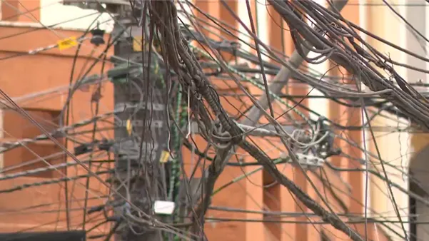 Fios emaranhados em postes colocam segurança da população em risco. Foto: Matheus Martins
