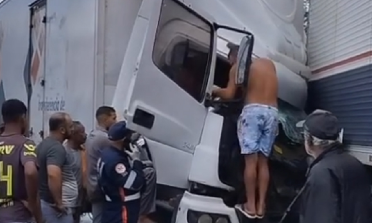 Trecho da BR-116 &eacute; interditado ap&oacute;s acidente entre carreta e caminh&atilde;o. Foto: Reprodu&ccedil;&atilde;o