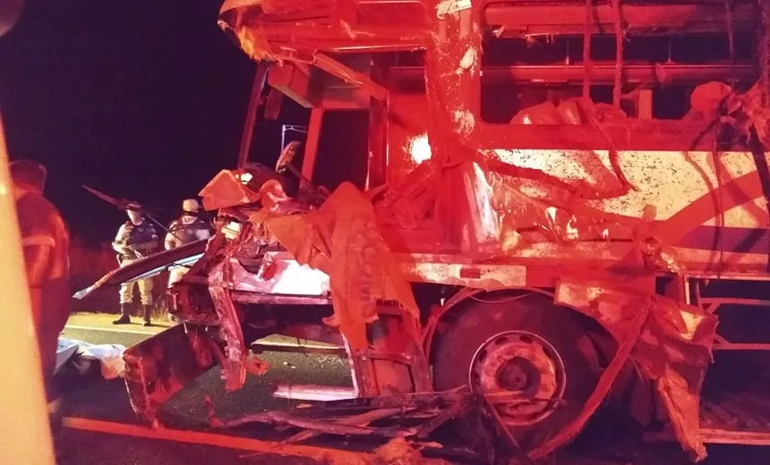 BR-030: acidente entre caminhão e ônibus, que transportava estudantes, provoca ao menos quatro mortes