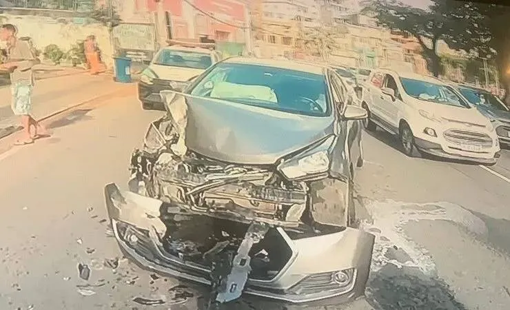 Carro bate em caminhão na região do Dique do Tororó, em Salvador