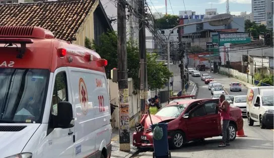 Idoso passa mal, perde controle da direção de carro e colide veículo com poste em Brotas