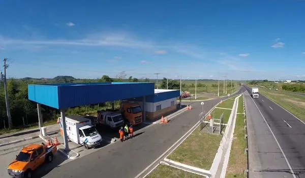 Cinco pessoas ficam feridas após van capotar na BR-324, diz PRF 
