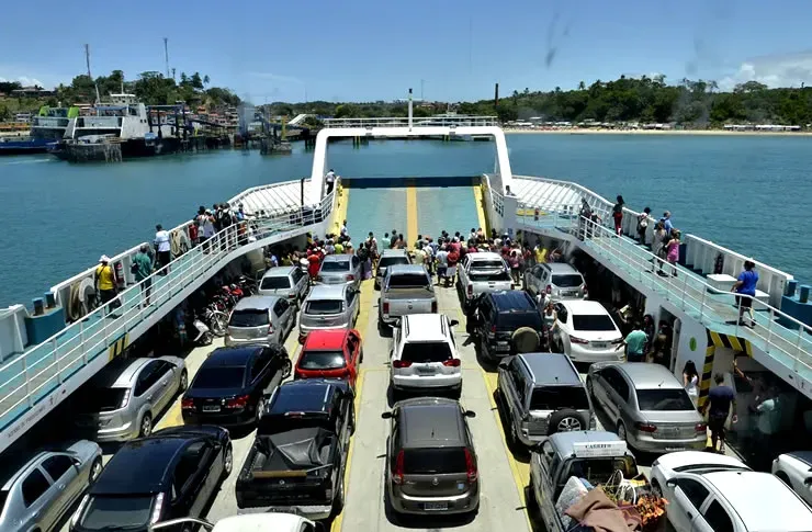 Tempo de espera para embarcar no ferry chega a 3 horas, após feriadão