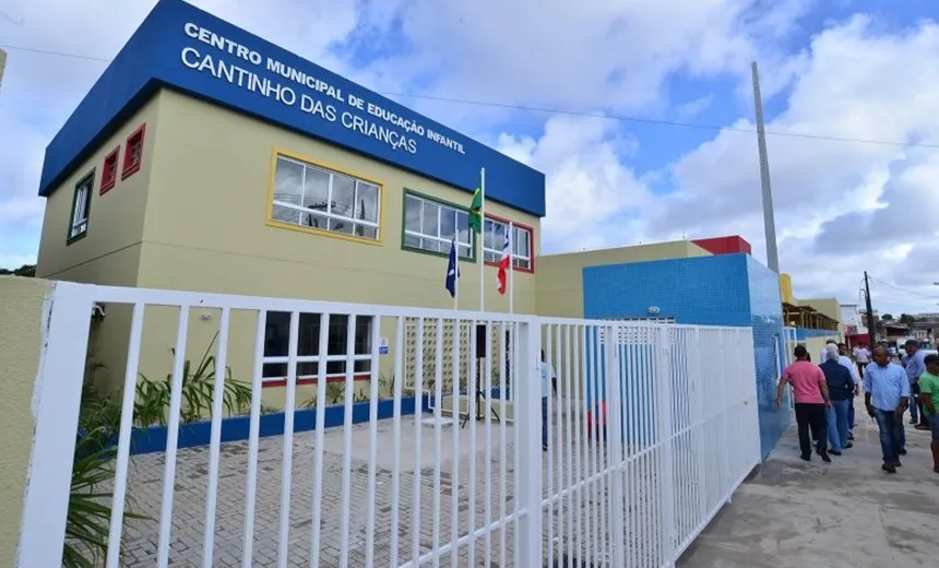 ACM Neto sanciona lei que proíbe reprodução de músicas que desvalorizem a mulher em escolas e proximidades