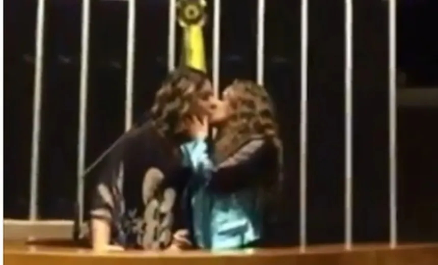 Daniela Mercury e esposa se beijam durante homenagem na Câmara Federal; assista