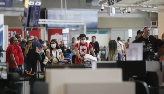 Novas regras para o uso de máscaras em aeroportos e aviões começam a valer nesta quinta-feira
