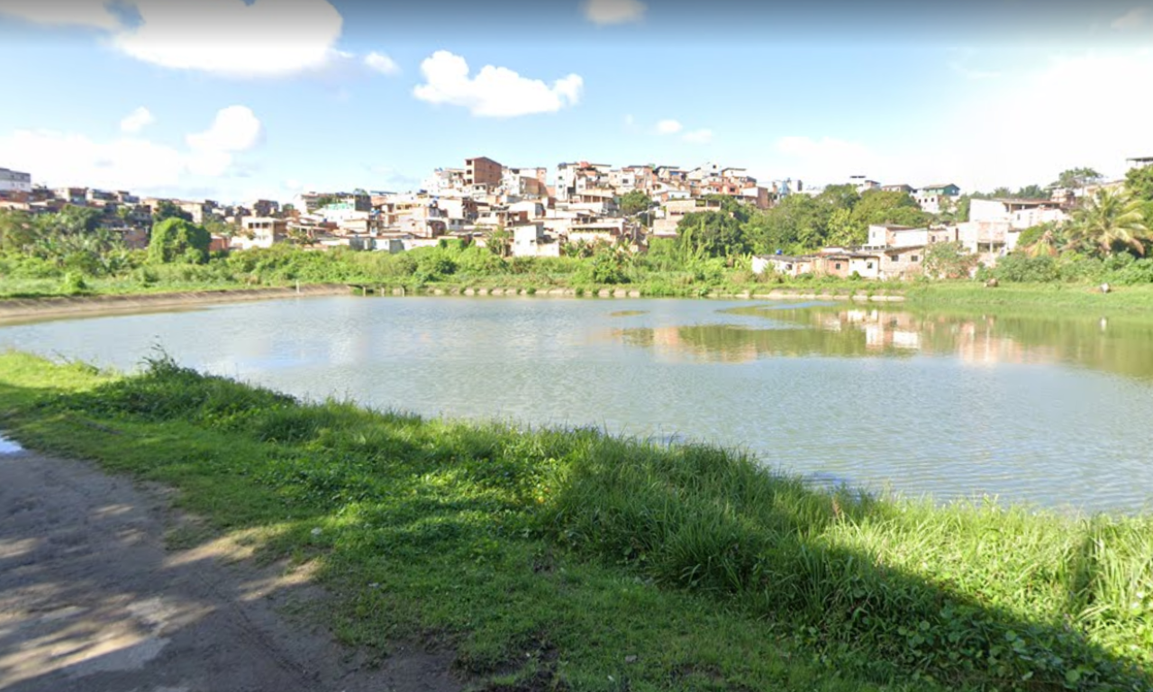 Bombeiros realizam buscas por corpo de adolescente em lago de Cajazeiras.Foto: Reprodução | Google Street View