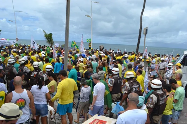 Ato contra governo Dilma reuniu 4 mil pessoas na Barra, diz PM