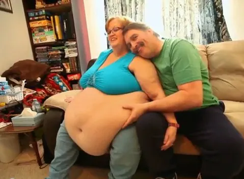 Por causa de tamanho de barriga, mulher de 190 kg conquista marido