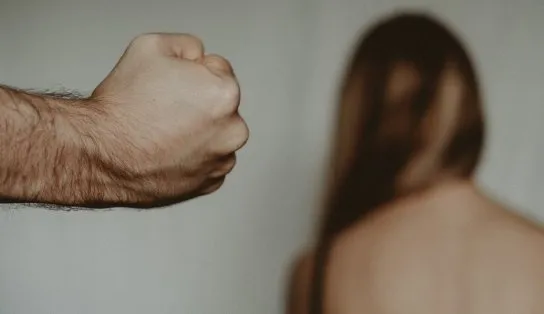 "Feminicídio é quando mata mulher e homicídio é quando mata homem?" O Aratu On explica qual a diferença entres os crimes
