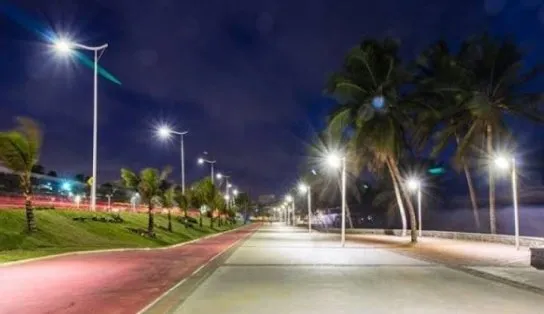 Deputado do PT critica iluminação em Salvador e vereador rebate