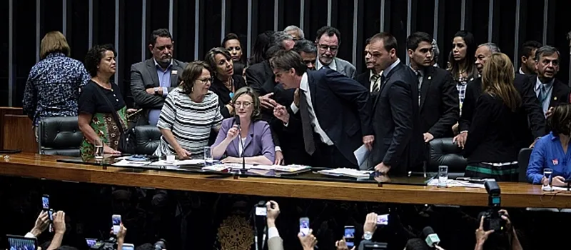CONFUSÃO: Com direito a “dedo no rosto”, Deputados brigam durante debate