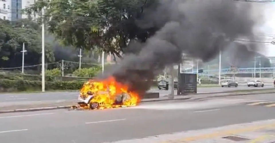 Carro pega fogo e fica totalmente destruído na Avenida Juracy Magalhães, em Salvador