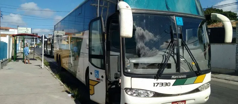 OUSADIA: Homens param ônibus interestadual e saqueiam passageiros em Feira de Santana