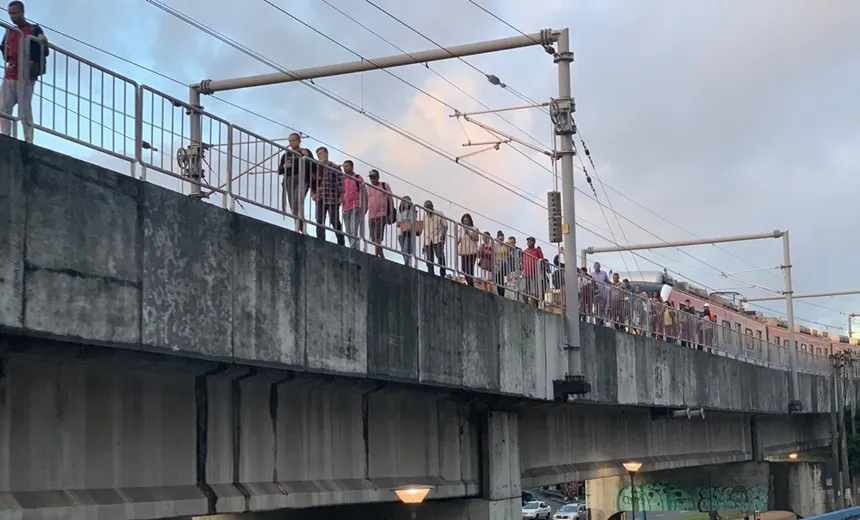 Após pane em metrô, passageiros da Estação Brotas andam sobre trilhos