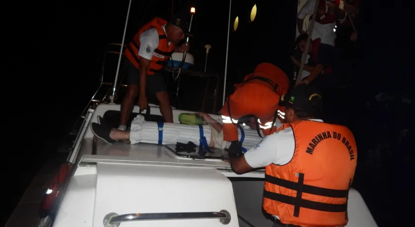 SUSTO: Turista britânico passa mal durante cruzeiro e é preciso ser resgatado pela Marinha, em Ilhéus