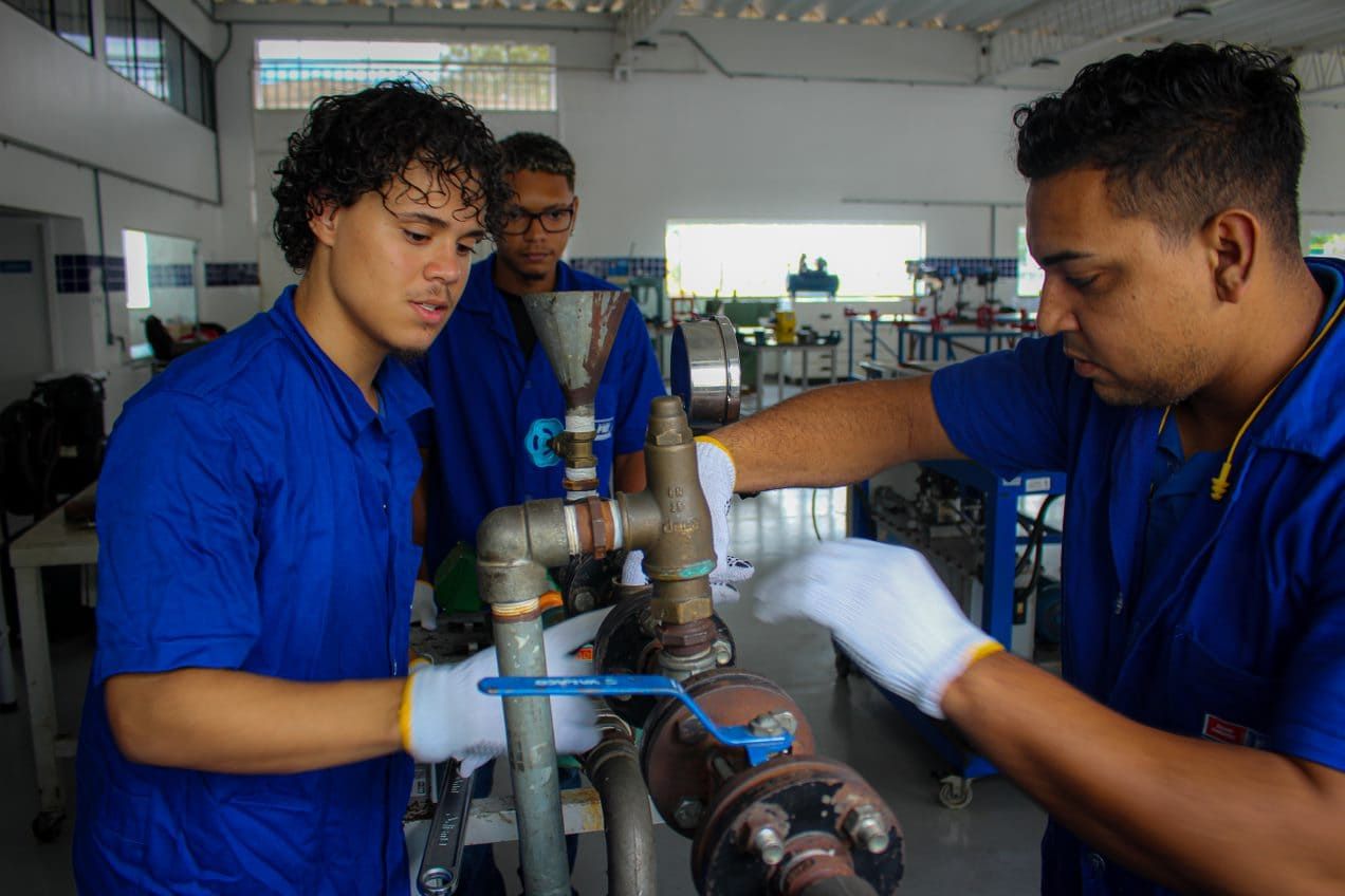 Estudantes Em Curso Do Senai