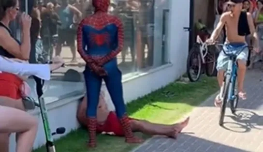 VÍDEO: "Homem Aranha" dá mata-leão em assaltante e o segura até a chegada da polícia