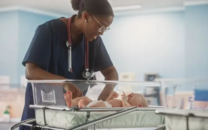 A especializa&ccedil;&atilde;o em enfermagem neonatal prepara profissionais para atuar no cuidado de rec&eacute;m-nascidos, principalmente prematuros ou beb&ecirc;s que precisam de suporte intensivo logo ap&oacute;s o nascimento/Foto: Freepik&nbsp;