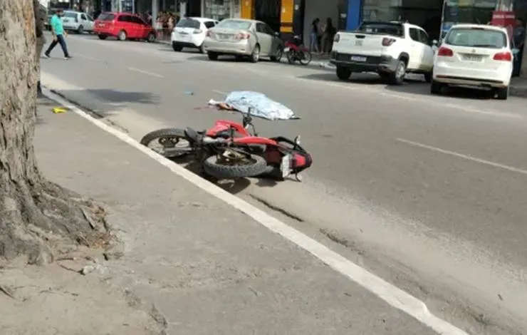 Entregador de lanches morre após ser atropelado por carreta em tentativa de ultrapassagem em Teixeira de Freitas