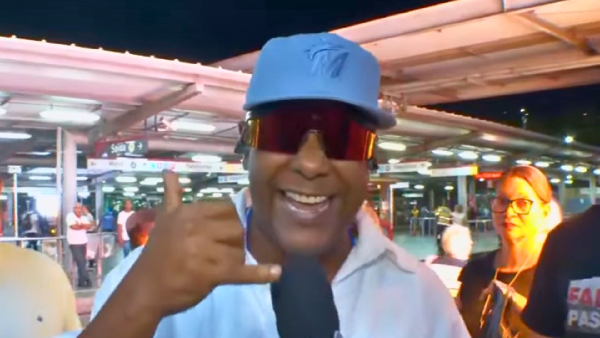 Marcio Victor faz pocket show surpresa no Acesso Norte, em Salvador