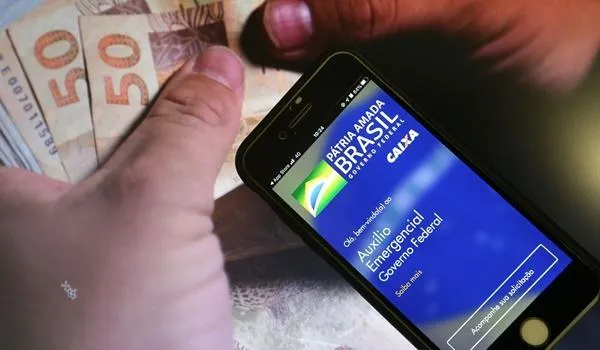 Transações virtuais do auxílio emergencial superam saques; presidente da Caixa avalia estratégia 