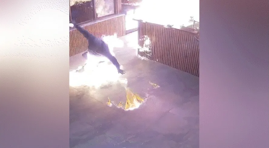Criminoso incendeia restaurante e acaba com o corpo queimado; veja vídeo