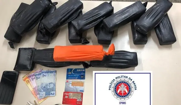 Lauro de Freitas: Rondesp prende suspeito de tráfico de drogas com 14 tabletes de cocaína em automóvel