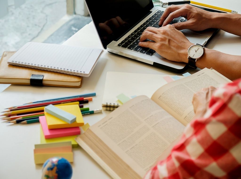 Além de manter uma rotina regular, os candidatos devem organizar os estudos de modo que vejam tudo possível e em diferentes plataformas. Foto: Ilustrativa/Freepik