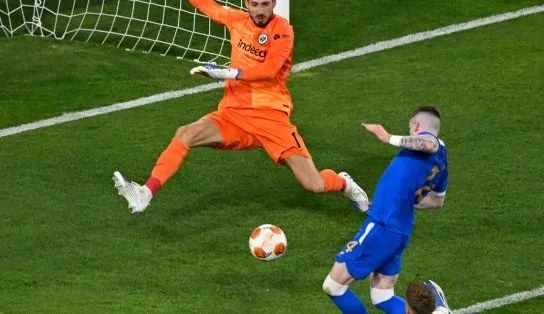 Frankfurt bate o Rangers nos pênaltis e é campeão invicto da Liga Europa