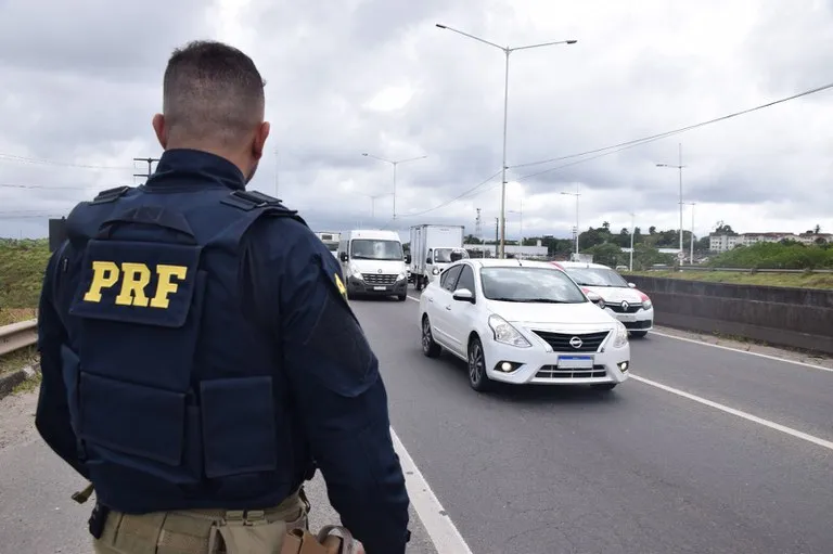 PRF resgata adolescentes que caminhavam às margens da BR-324