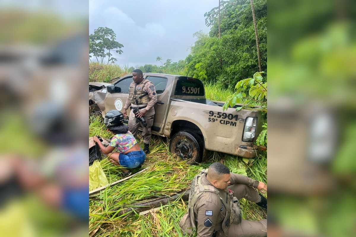 Viatura da PM se envolve em acidente na BA-099. Foto: Leitor/Aratu On