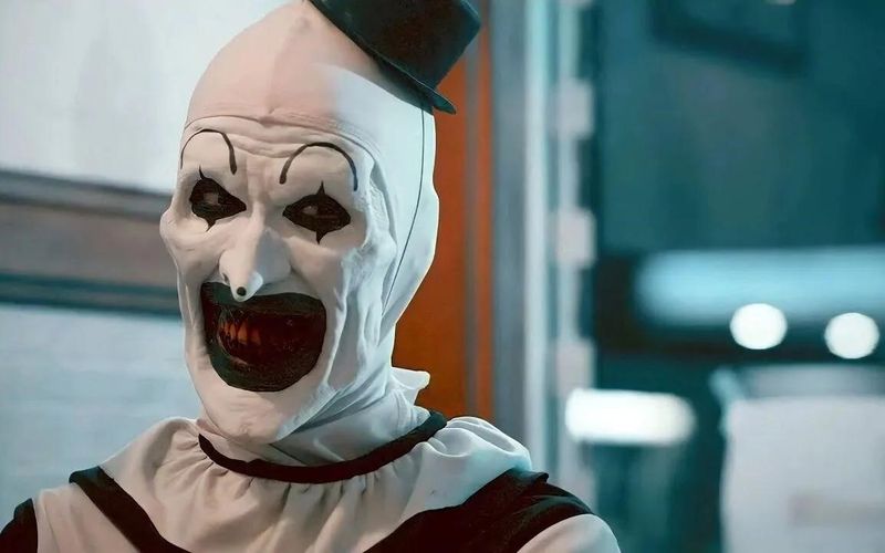 O Terrifier 3 expandiu o universo da saga, trazendo mais detalhes sobre a origem do personagem e momentos ainda mais tensos que os anteriores/Foto: Divulga&ccedil;&atilde;o/HBO MAX