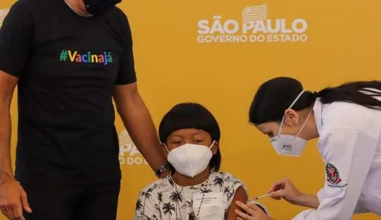 Conheça a primeira criança vacinada contra a Covid-19 no Brasil; "agradeço muito", diz pai