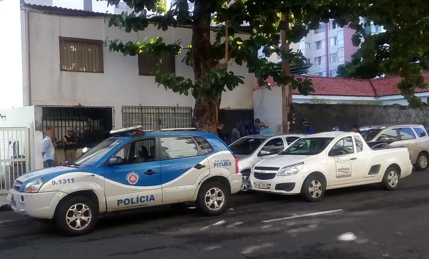 CLIMÃO: Embasa retira gato de água em academia no bairro da Pituba