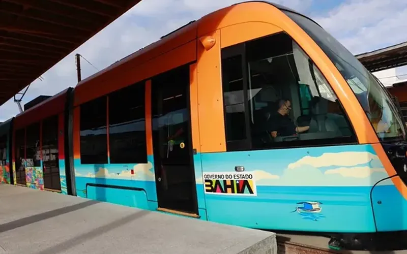 O VLT de Salvador está sendo implantado no antigo traçado ferroviário do Subúrbio, transformando uma área histórica da cidade em um corredor de transporte moderno/Foto: Thauane Maria/Govba
