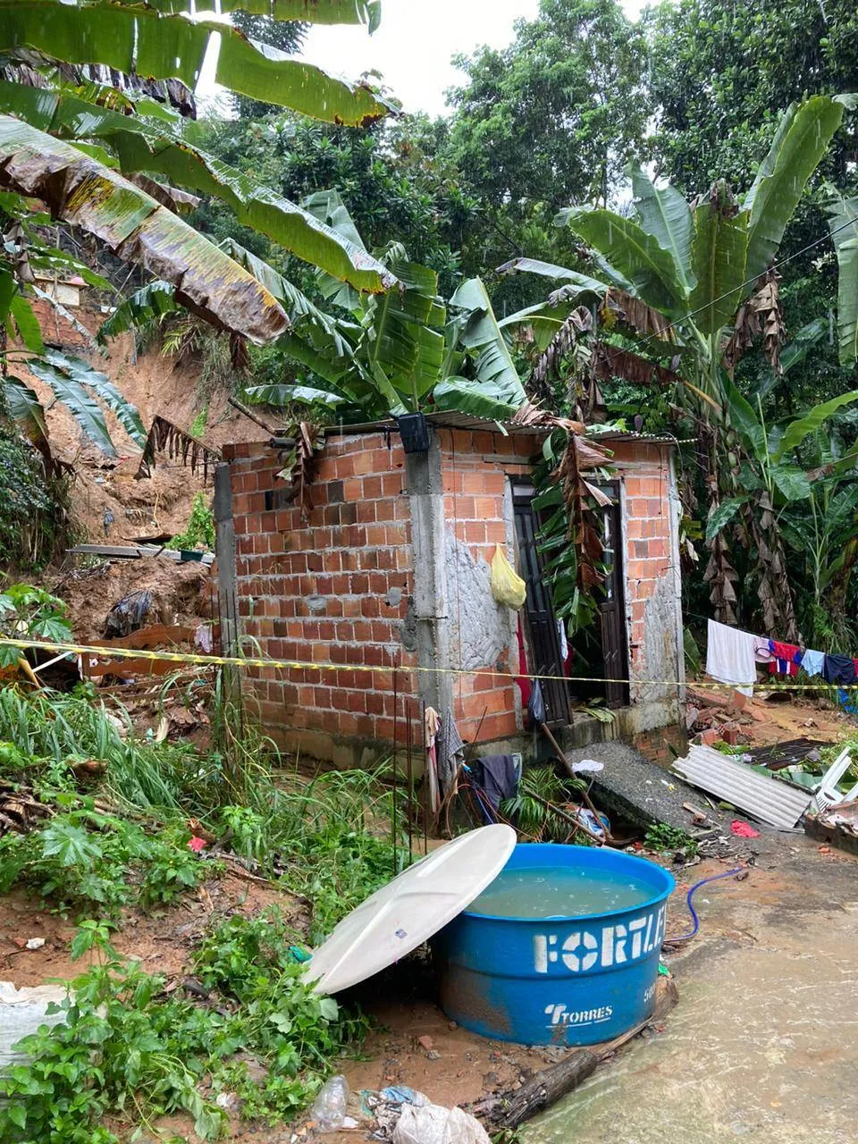 Criança soterrada após deslizamento de terra em Cajazeiras morre na UTI