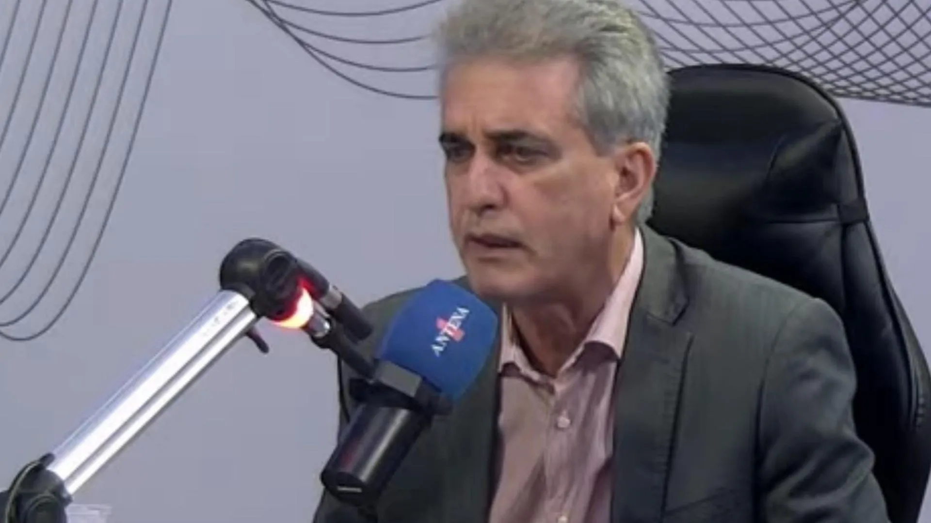 'Meu nome continua à disposição para Salvador', diz Robinson Almeida à Antena 1