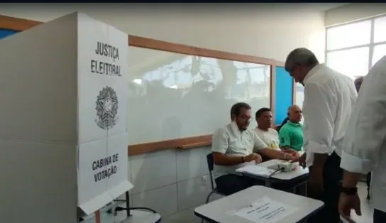 Acompanhado de Rui, Wagner e Geraldo, Jerônimo vota em Salvador